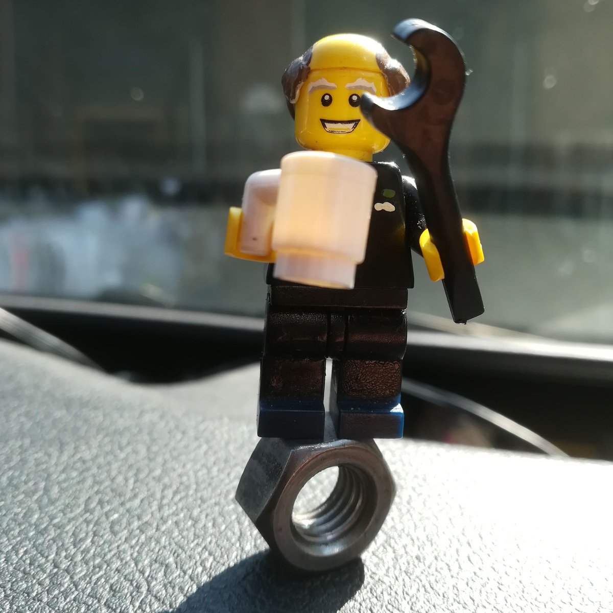 Simonwellsphs's tweet photo. Some jobs are just nuts! #minifigures #lego #breakdown #fixed #repaired #phswastekit #service #engineer https://t.co/6Ifq0OvPNt https://t.co/RusQFvIuQx