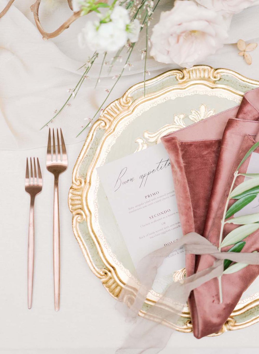 Fall in love with this luxurious and ethereal styled shoot shot on location <a href="/agotoronto/">Art Gallery of Ontario</a> and conceptualized by <a href="/BlushandBowties/">Blush & Bowties</a> 💕 weddingbells.ca/planning/prett…