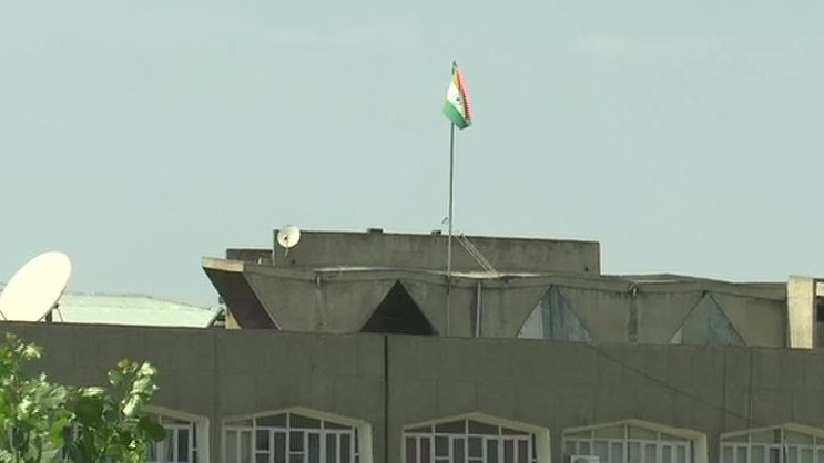 dograjournalist's tweet photo. (Ankhe taras Gaye thi, yeh din dekhne ke leye)

State flag removed from Civil Secretariat building in #Srinagar 
Only and Only Our Indian Flag #JaiHind  
#bharatmatakijai https://t.co/W7sYbGEYX5