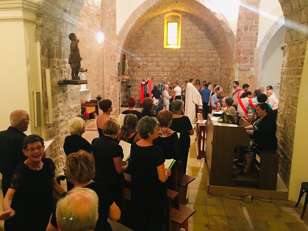 AjuntamentPLF's tweet photo. Avui, diada de Sant Genís, la jornada comença amb l’ofici solemne a la parròquia romànica i amb la #CoralPalatiolo
Tot seguit, sardanes amb la @coblapalafolls
#ViuPLF #EstiuPLF #FMStGenís19 https://t.co/ll6G9V8kuk