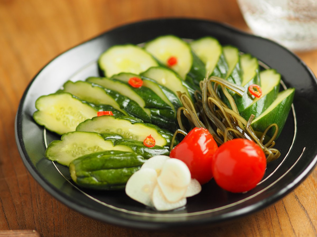 筋肉料理人 藤吉和男 きゅうりのにんにく焼酎漬けです きゅうり を板ずりしてフリーザーバッグに入れ 調味液に漬け込みます 翌日にはサラダっぽい浅漬け 3日目くらいから漬物っぽくなり 5日目には美味しい漬物になっています 簡単に作れて美味しいので