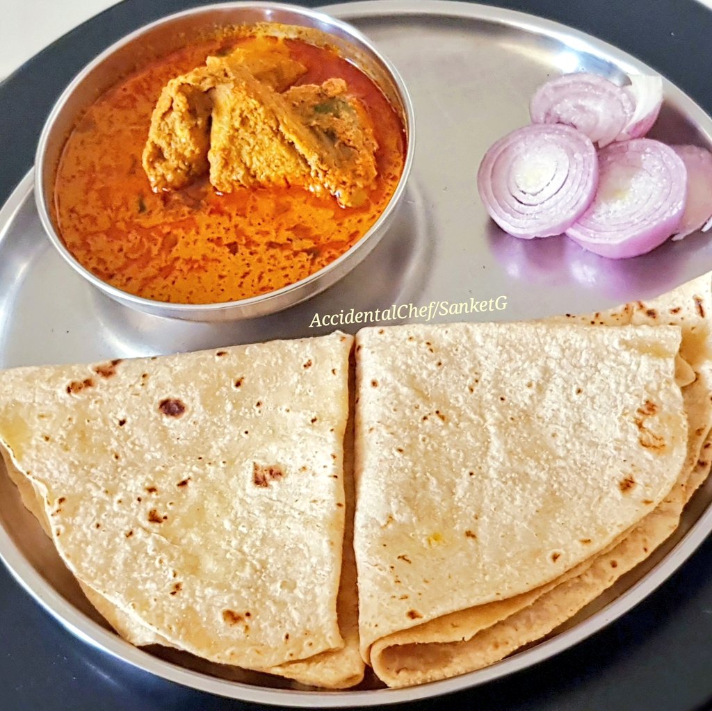 GardeSanket's tweet photo. Today's #lunch #SundaySpecial
Spicy, lips smacking 😋😋
#Kolhapri #ChickenCurry and #Chapati
आज का लंच
#कोल्हापुरी चिकन रस्सा 😋😋 https://t.co/N2NAtvsWka