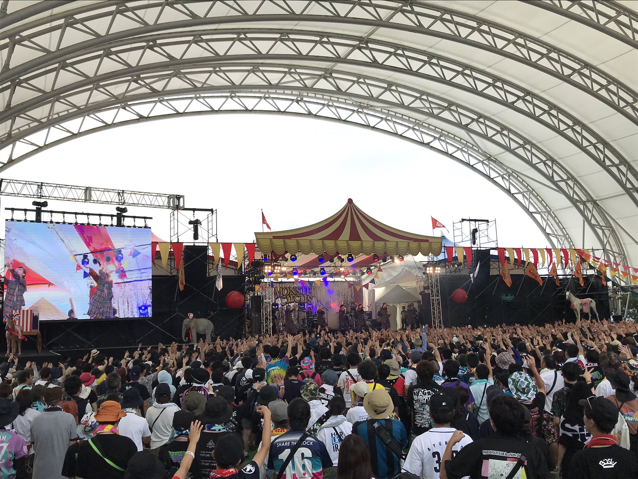 Bishオフィシャル Monster Bash 19 Monster Bash 19ありがとうございました そして周年おめでとうございます 次回は9 7 土 風とロック芋煮会19で14 10 ステージ小峰城に出演します お楽しみに よろ Bish夏フェス モンバス