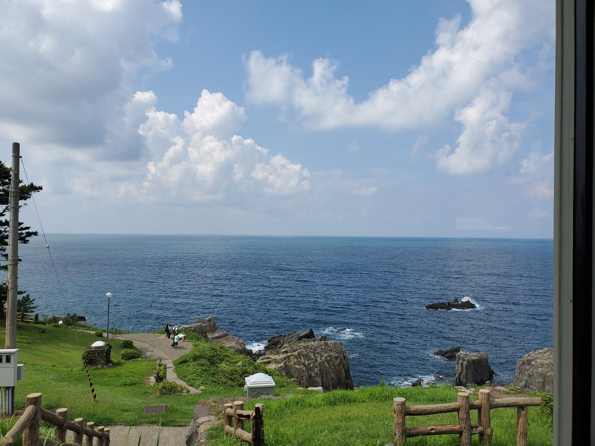 ohtyan_desu's tweet photo. 今日は東尋坊にある、ここに行ってきました。
1年ほど前でしょうかカズさんの動画に出てきたあそこのカフェです。
心地良い風と素敵な景色最高です。
ここもマーレと同じく日没閉店と夕日が綺麗な場所です。
次は夕焼け見るのも良いかもね!
#IWABA CAFE
#東尋坊
#カズチャンネル https://t.co/AHD75OOrzI