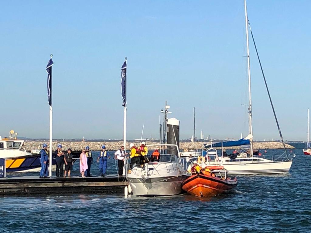 Team mobilised on Friday at 17:21 to assist @CowesRNLI who escorted a vessel in to #Cowes with engine failure. Safety advice given.