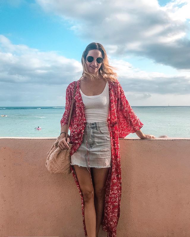 StylingMyLifeAH's tweet photo. Last day in Hawaii and I look much happier than I feel about it 🌺🤙🏼🍹🌴🍍🏄🏼‍♀️😭 #kayvalya #hawaii #waikiki https://t.co/e9e2wzyezI https://t.co/GXR5jLJIBA