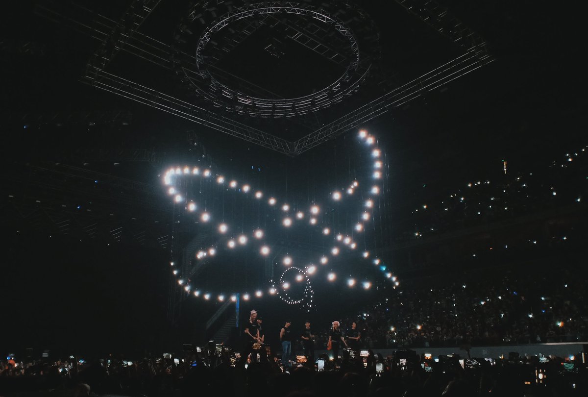 B100HUN's tweet photo. 마닐라팬들

chanyeol said that it's sometimes hard for him to get hype up on their shows but when in manila it's not because of the powerful energy we showed them last night. only in the Philippines. https://t.co/32lAGvnlg5