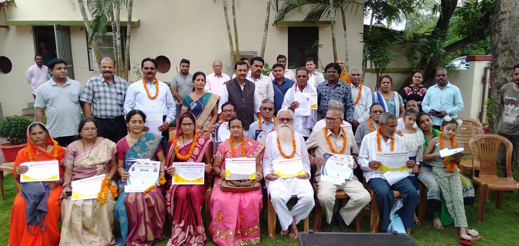 धन्य है वो मानव जीवन जो हमेशा जनहित में कार्य किया है - सांसद विजय बघेल जी

आस्था बहुउद्देश्यीय कल्याण संस्था भिलाई द्वारा आज सांसद निवास में संस्था के 25 समाज सेवकों ने देह दान की घोषणा सांसद <a href="/VijayBaghelCG/">Vijay Baghel</a> के समक्ष किया। सांसद जी ने समाज सेवकों को इसके लिए बधाई व धन्यवाद दिया.