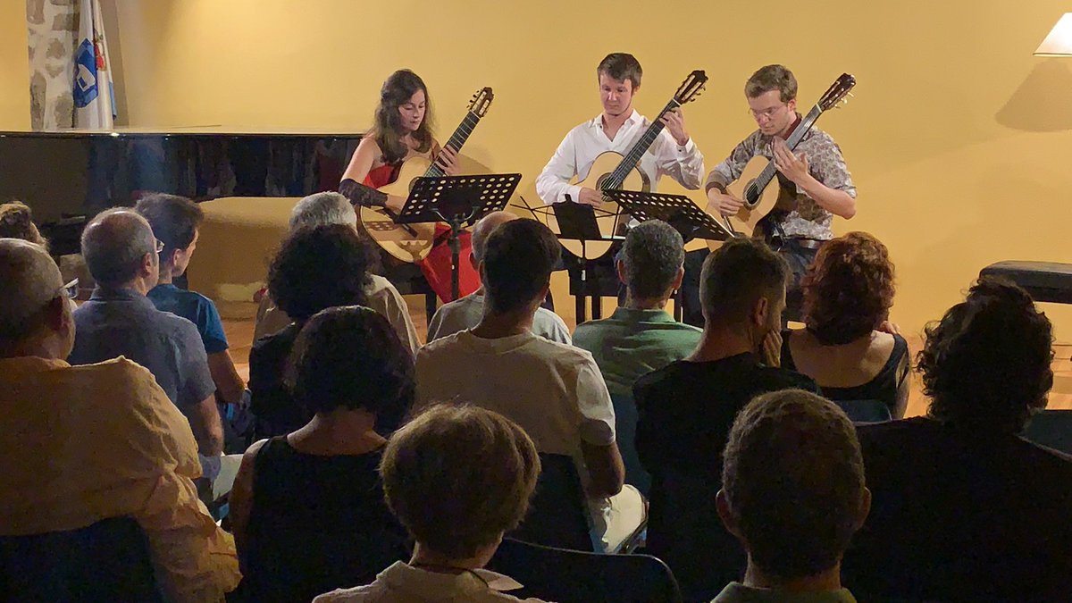 aureofest's tweet photo. Fue un lujo tener ayer en #ElBarraco al increíble @Alma_Trio con un nuevo repertorio con obras de #Bach #Dyens #Gangi #Dogson #Piazzolla #Gnattali #MacCombie #Bellinati Esperamos volver a teneros en #CicloAureo otra vez👏👏👏@Hannah_306 @jonniecumming @RBCEarlyMusic https://t.co/PSWhU3qWaX