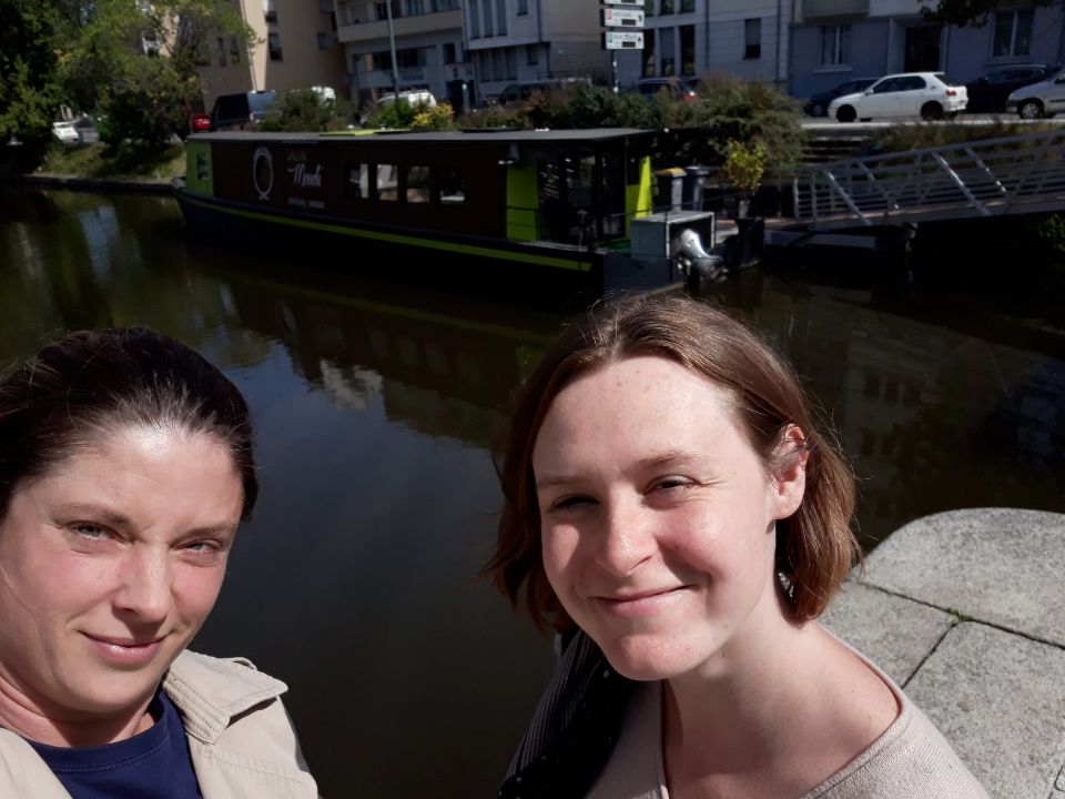 carathen's tweet photo. Défi mobilité n°7 chez @Noveliafr. Promenade près de la péniche de coiffure ! https://t.co/aN5MRok20G