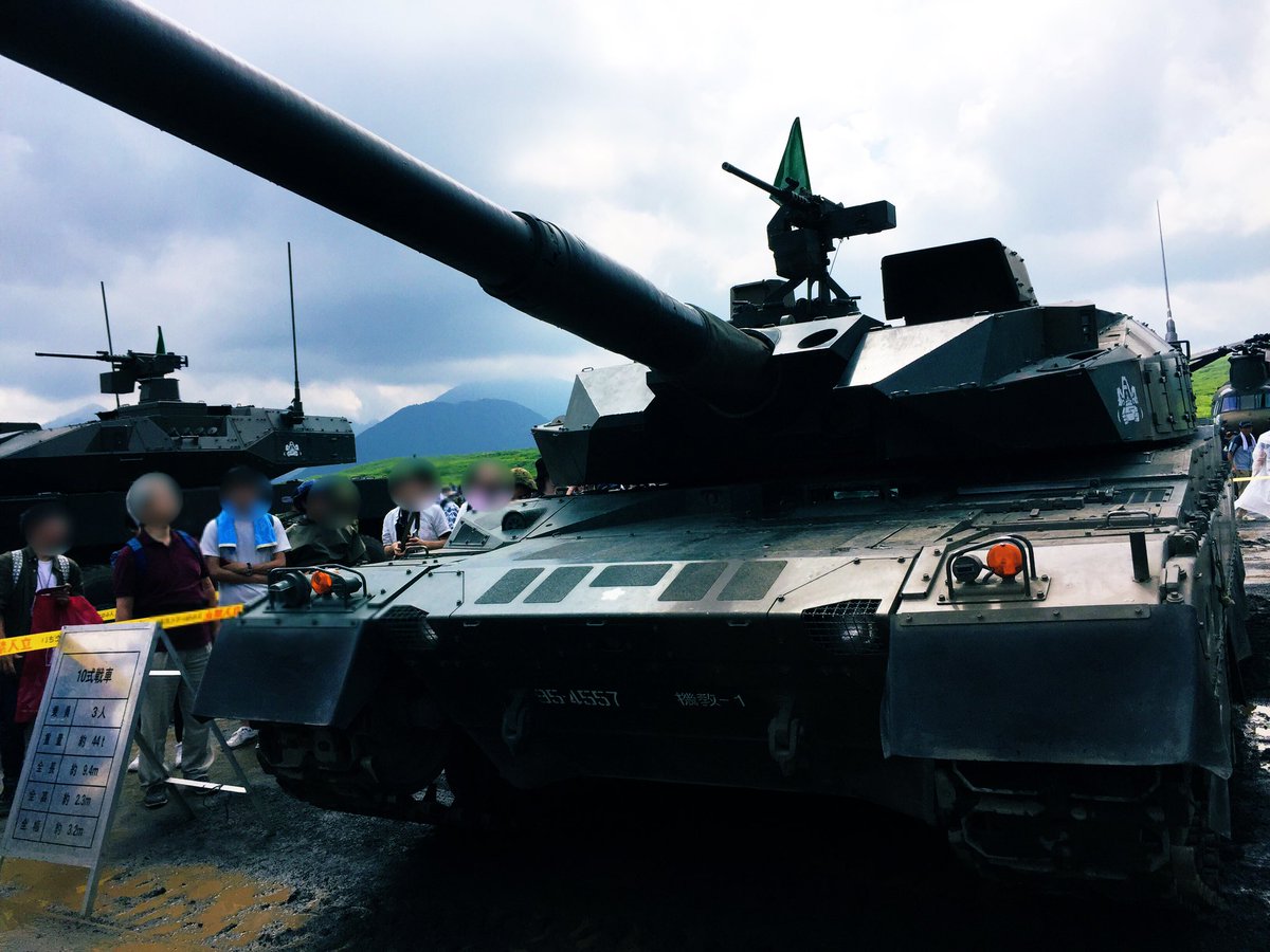 photon_web's tweet image. 戦車砲の音というか衝撃波が凄かった！体の芯まで響くような轟音で恐ろしいぐらいの迫力。
帰りに戦車にペタペタ触ってきた。装甲が厚そうな手応え。10式カッコいいなぁ。
#富士総合火力演習 #総火演