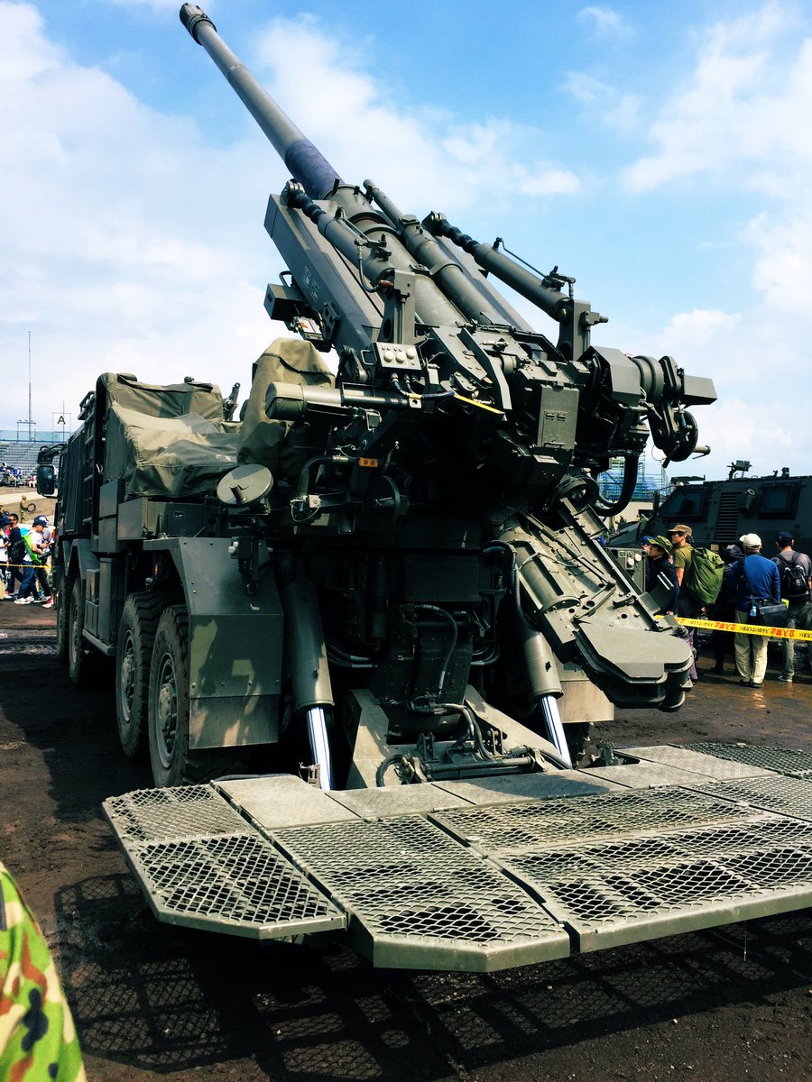 photon_web's tweet image. 戦車砲の音というか衝撃波が凄かった！体の芯まで響くような轟音で恐ろしいぐらいの迫力。
帰りに戦車にペタペタ触ってきた。装甲が厚そうな手応え。10式カッコいいなぁ。
#富士総合火力演習 #総火演