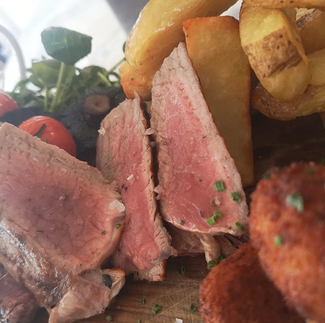 Tag who you would share this scrumptious STEAK BOARD with? #sharingiscaring #steak #sundaysteak #sundayfunday #sharingboards #sundaylunch #bankholidayweekend #bankholiday #malbec #redwine #rioja #croquettes #sirlionsteak #lymmvillage  #cheshirefood #cheshirelife