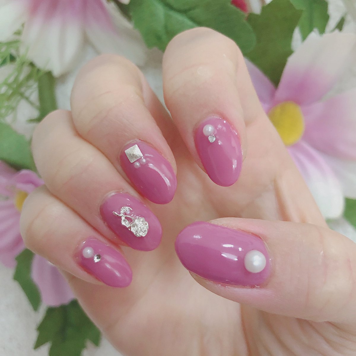 misoshywww's tweet photo. #HOMEI #ウィークリージェル 新色の #おしとやかシアーパープル かわいすぎんか?
パーツは #しずくネイルパーツシール の #プリマドンナ です。これ二度塗りだけど一度塗りのほんのり透けも良かったかな!
#セルフネイル #weeklygel #NE100 #gracefully #パープルネイル #ピンクネイル #秋ネイル https://t.co/t8OIEWYYOv