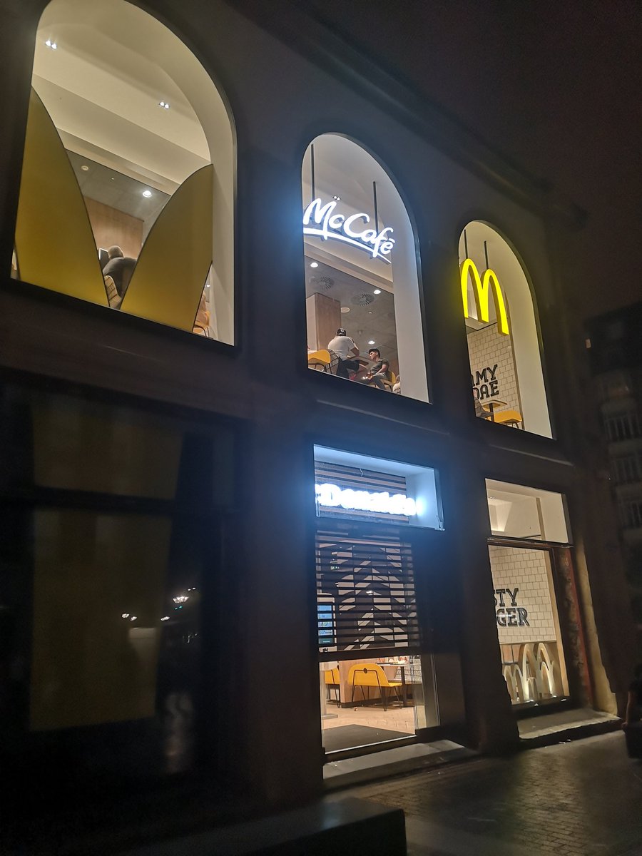 jonpagola's tweet photo. Tristea da Bretxako merkatuak nola bukatu duen ikustea: Bi pisuko McDonalds eta Forum XXL bana daude orain. #Donostia https://t.co/UTnoiBrEON