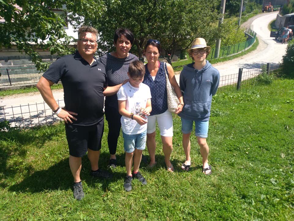 Herravaldet's tweet image. Fortfarande 25 år efter insatsen hålls minnena levande. Många veteraner återvänder, träffar personer de räddat, minnesstenar har rests, sånger har skrivits. Skolan i Vares bär fortfarande namnet ’Nordbat2-skolan’. @CBildt #UNPROFOR #Nordbat2 #BA01 #svpol