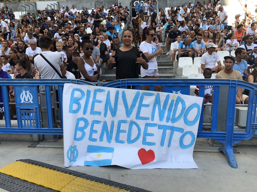 karimattab1's tweet photo. #OMplus de 3000 supporters attendus au vélodrome pour l’entraînement en public. Les fans de @PipaBenedetto sont là. À l’extérieur du stade des banderoles anti-direction ont été déployées.
@OM_Officiel #TeamOM @maritimamedias https://t.co/1tZzIZYjfn
