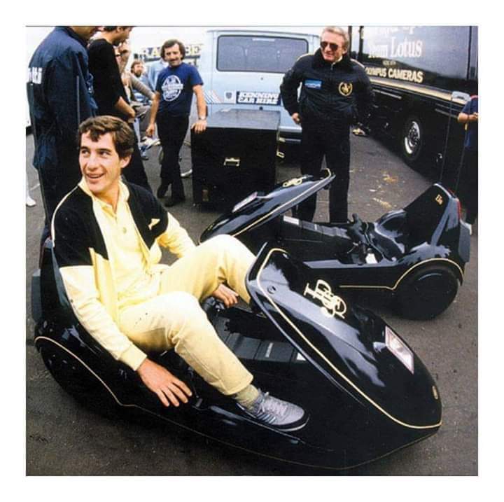 Here, have this photograph of Ayrton Senna riding a John Player Special-liveried Sinclair C5. You're welcome. #JPS #AyrtonSenna #Sinclair #SinclairC5 #F1 #Formula1 #LotusF1 #LotusCars #Lotus 🏁