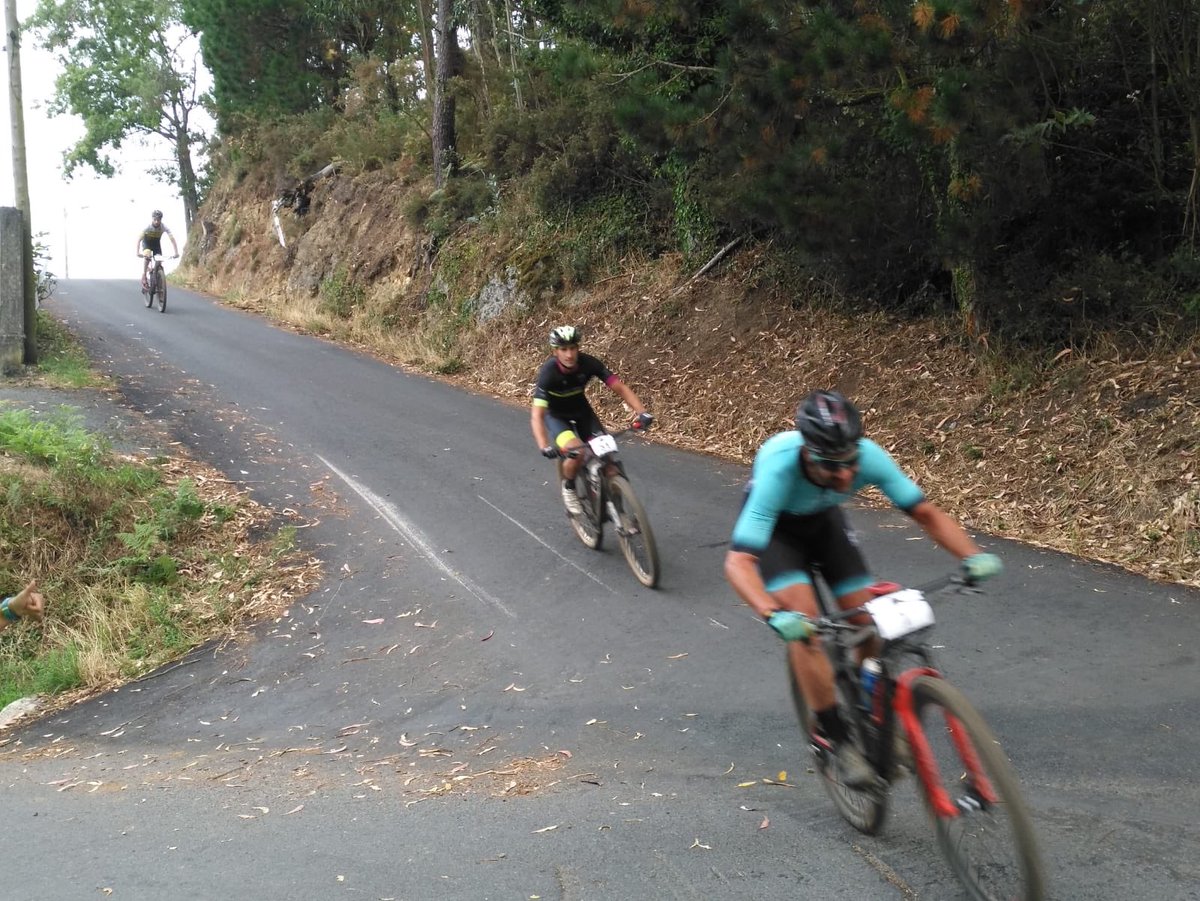 cambre_caeiro's tweet photo. Los primeros participantes de la ruta larga empiezan a subir el Xalo #RTM19 #RTM2019 @ConcelloCambre https://t.co/N6V0Rvdv1c