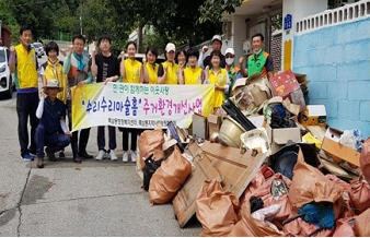 scjchurch's tweet image. 신천지자원봉사단은 쓰레기로 가득한 저장강박가구에 방문해 "수리수리 마술홈" 사업을 펼쳐 청소 빨래 등 생활환경공간 정리로 쾌적한 주거공간으로 탈바꿈 시키는데 큰 기여를 하였습니다.

자세히보기
bit.ly/2KUGUcg
bit.ly/2PcuQIH
bit.ly/2HplWB7

#신천지 #생활환경