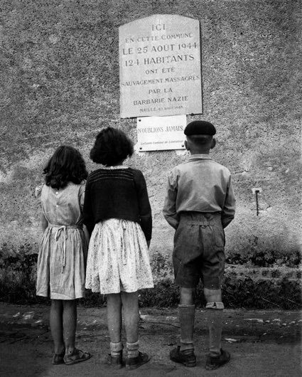 ChronoFil's tweet photo. 25 août 1944 : une centaine de SS  massacrent 124 personnes, dont 48 enfants et 39 femmes, et incendie le village de Maillé (Indre-et-Loire).  

Oublié pendant plus de 60 ans, ce drame sort peu à peu de l'ombre depuis l'ouverture d'une Maison du Souvenir à Maillé. https://t.co/MogTAfmtZQ