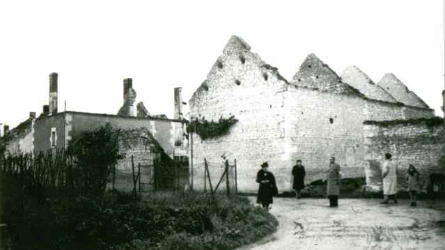 ChronoFil's tweet photo. 25 août 1944 : une centaine de SS  massacrent 124 personnes, dont 48 enfants et 39 femmes, et incendie le village de Maillé (Indre-et-Loire).  

Oublié pendant plus de 60 ans, ce drame sort peu à peu de l'ombre depuis l'ouverture d'une Maison du Souvenir à Maillé. https://t.co/MogTAfmtZQ