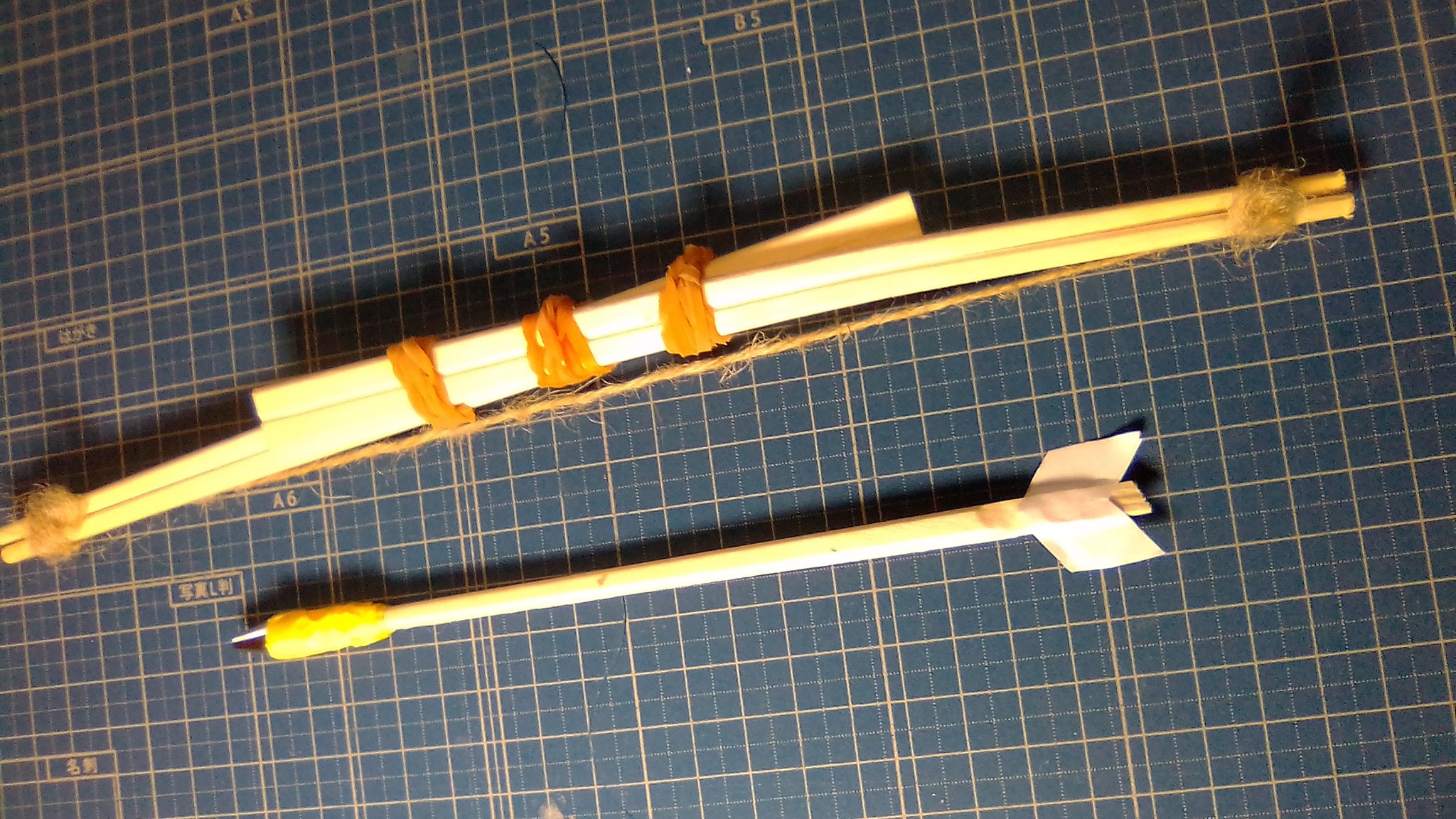 Norimayo お忙しいところすみません 簡単に作れる割り箸弓矢の紹介です 自由研究の工作に悩んでいる全国の小学生に役立てば嬉しいです 材料は 割り箸三膳 輪ゴム三個 麻紐を一本だけ 2本の割り箸を輪ゴムで留め麻紐を張っておしまいです 矢は適当 弓