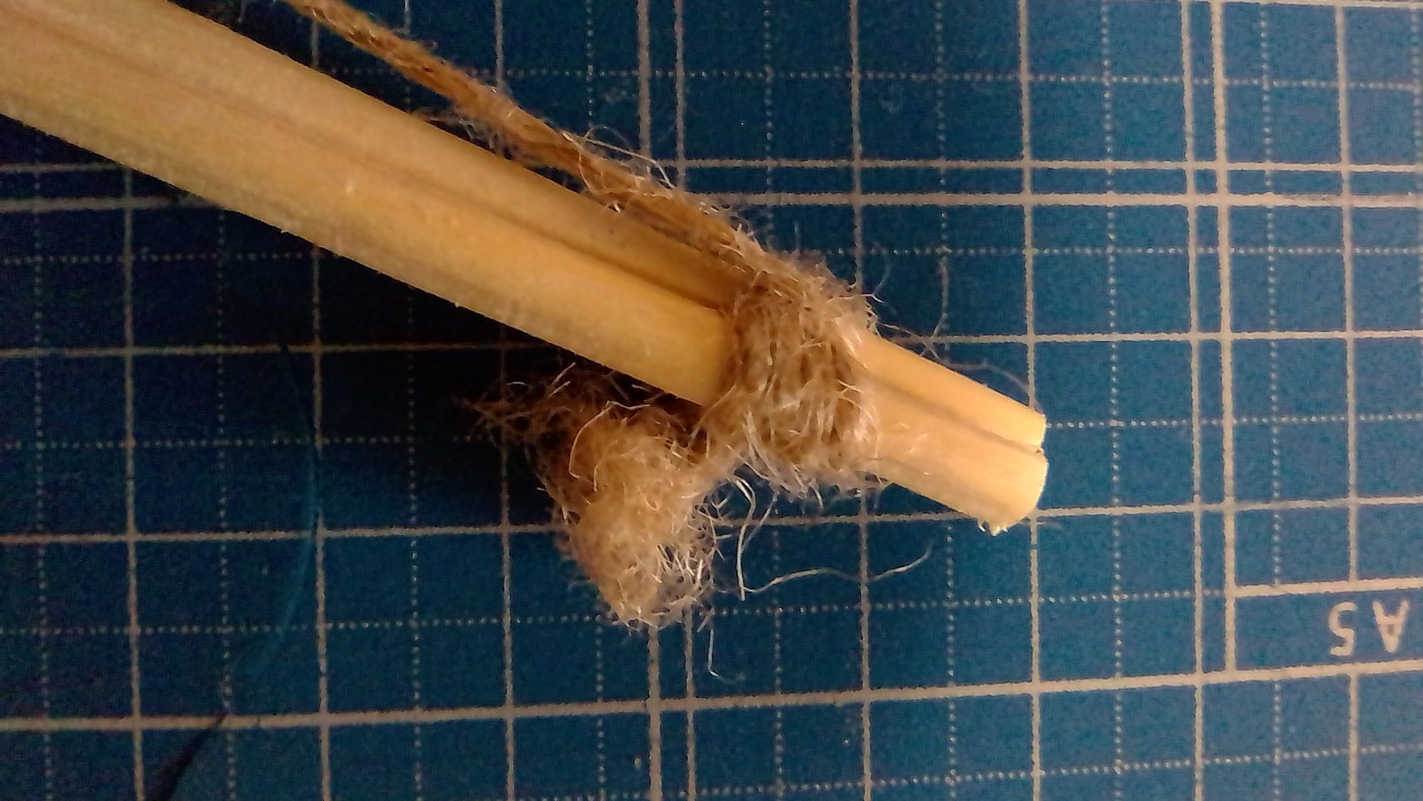 Nori Mayo お忙しいところすみません 簡単に作れる割り箸弓矢の紹介です 自由研究の工作に悩んでいる全国の小学生に役立てば嬉しいです 材料は 割り箸三膳 輪ゴム三個 麻紐を一本だけ 2本の割り箸を輪ゴムで留め麻紐を張っておしまいです 矢は適当