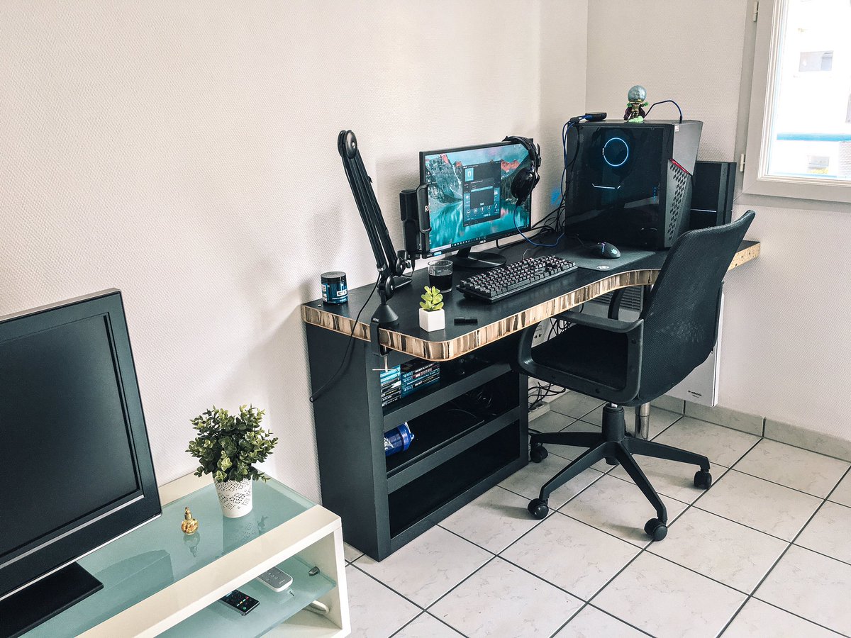 Blaazygraphy's tweet photo. Updated my setup, homemade desk and good chair this time haha! 😉 https://t.co/eDAMqXwBT4