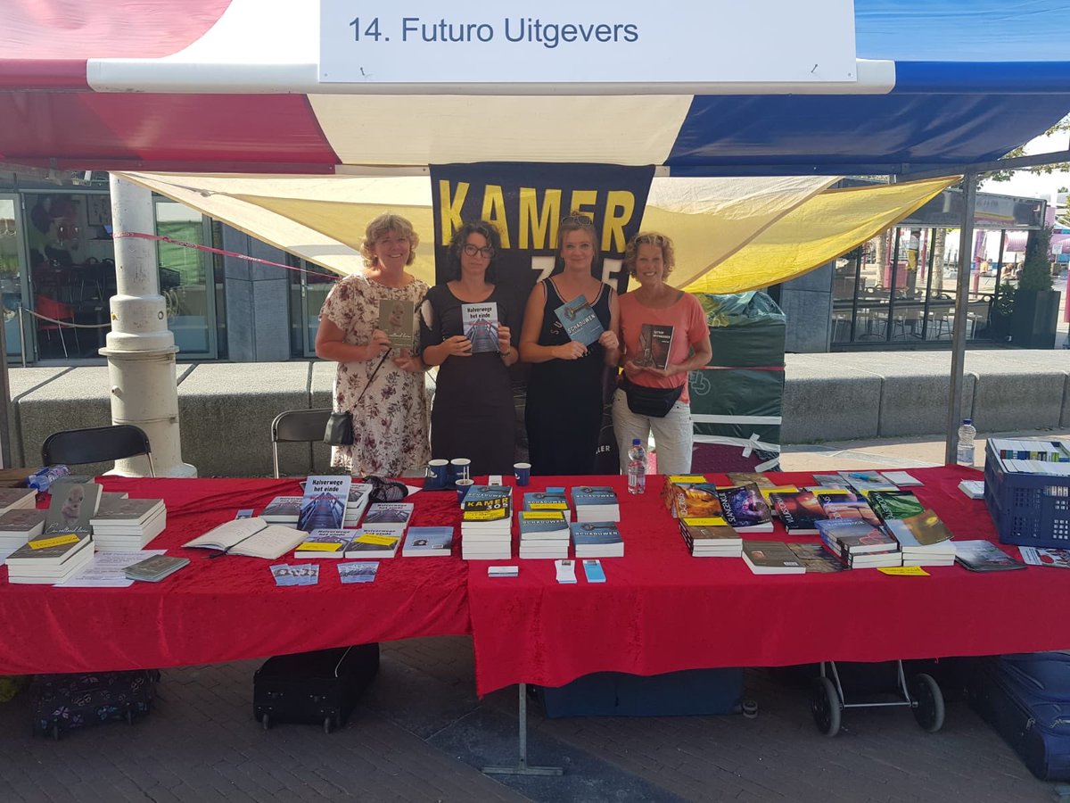 FuturoUitgevers's tweet photo. Gezellig, de Uitmarkt is weer begonnen, wij zijn er klaar voor op stand 14... @anneriekeauteur @MGesthuizen @YvonneFranssen @P3pp3rKay @uitinAMS #uitmarkt #uitmarkt2019 https://t.co/FfzD0ZB6o9