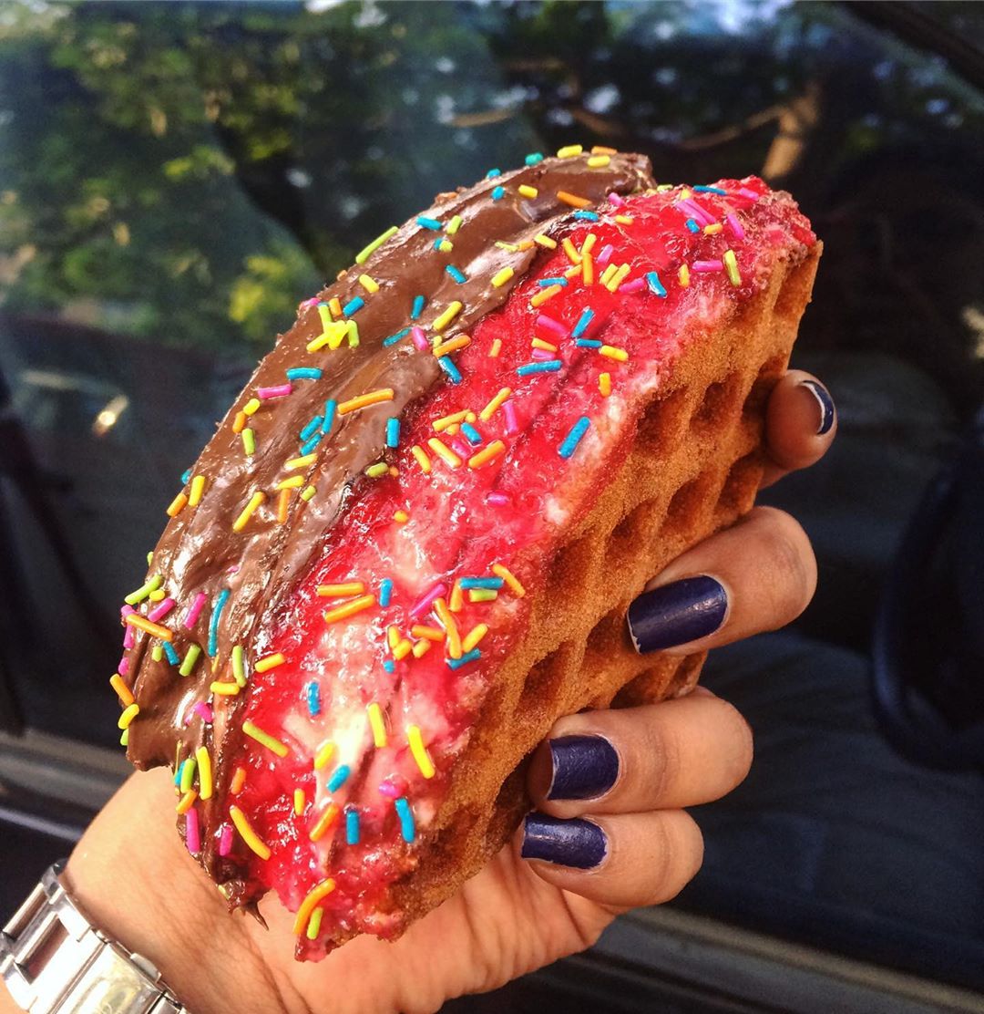 hungrito's tweet photo. Strawberry Cheese Waffle and Oreo Pizza Waffle 🍫😋
.
Place: @newyorkwafflesanddinges
PC: @thats.how.we.eat
.
#hungrito #waffle #wafflelove #strawberrycheesewaffle #oreowaffle #wafflelovers #oreo #strawberry #food #foodinahmedabad #ahmedabad https://t.co/D6KzI4Eups