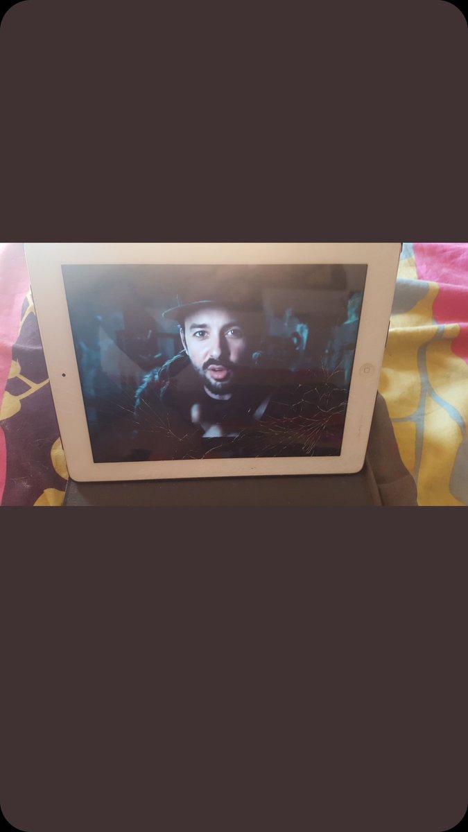 TheRasmusFanFR's tweet photo. @legrandjd Avec l'écran pété dernierement de mon Ipad jtrouve que ça fait une ambiance avec tes videos. Surtout la derniere. Merci de m'aider à supporter cette epreuve Ju 😂♥️ https://t.co/EEplR2x5DE