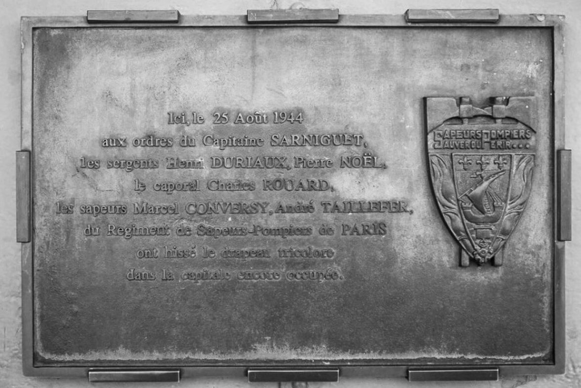 La Tour Eiffel On Twitter Cejourla Le 25 Aout 1944 Six Sapeurs Pompiersparis Armes De Courage Ont Brave Les Tirs Des Soldats Allemands Pour Remettre Le Drapeau Tricolore A Mon Sommet Commemoration