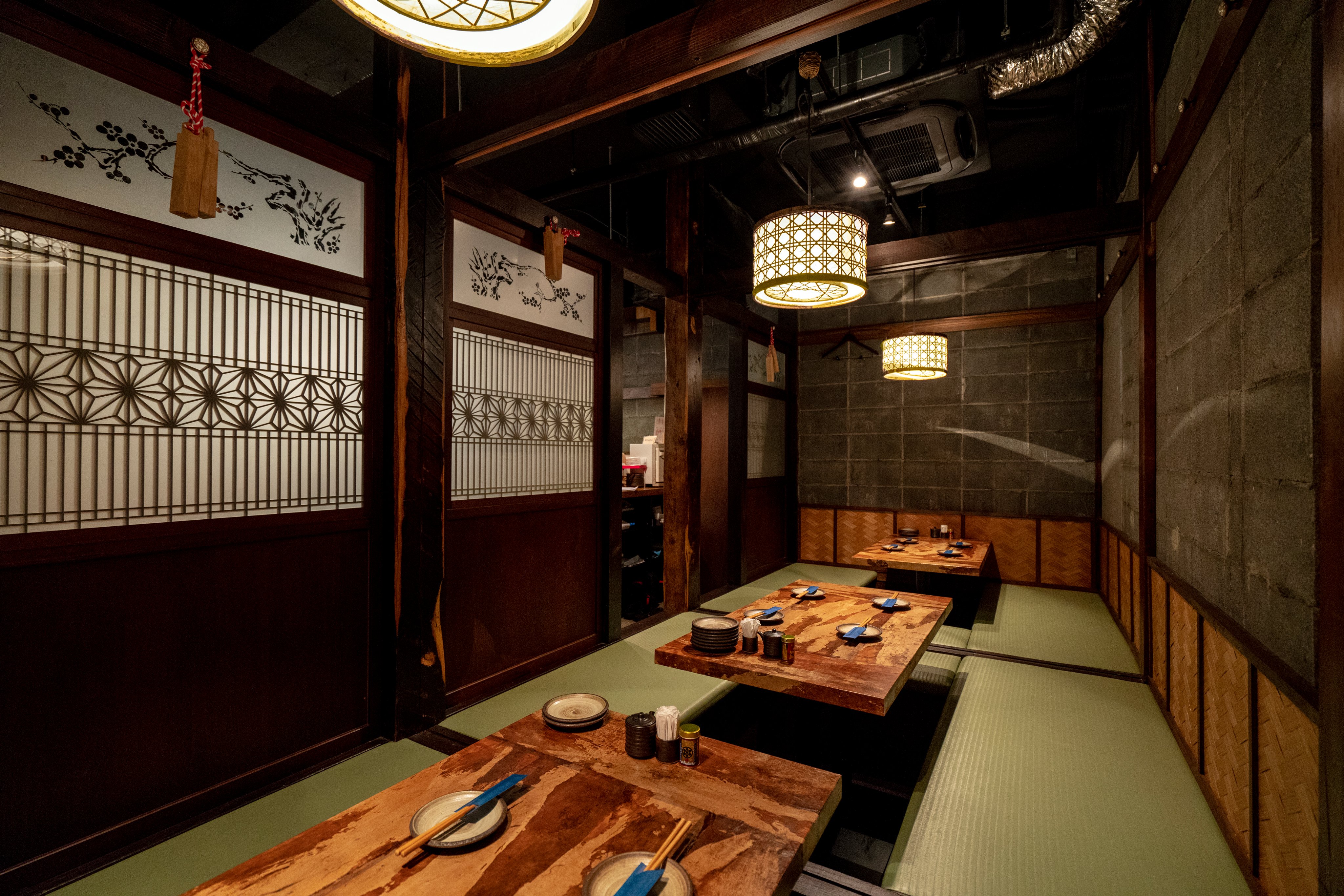 炉端とおでん きょうすけ 当店の店内の画像です カウンターは おでんカウンターと炉端カウンターに分かれており 目の前からご提供しております 座敷席は半個室になっており 宴会向きです その他にもテーブル席が存在します 新宿三丁目 居酒屋