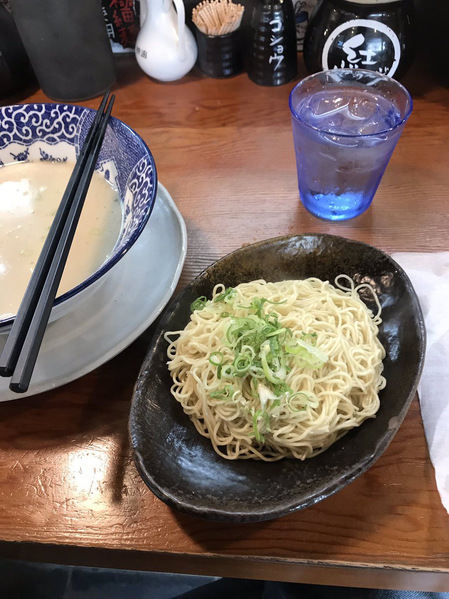 前菜         丸亀製麺の釜揚げうどん
スープ     丸亀製麺の出汁
魚料理     ［                       ］
肉料理      すき家の牛皿
主菜         鶴亀堂の豚骨ラーメン
サラダ… 