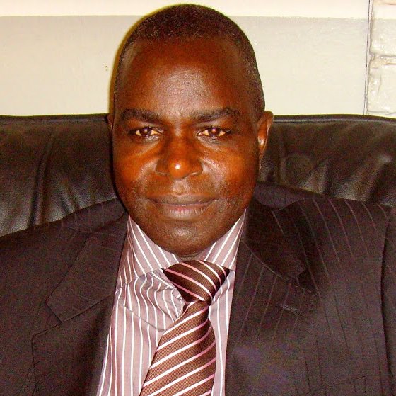 In his "Histoire de la Revelation de l'Ecriture Mandombe", Wabeladio Payi recounted how the script was revealed to him in a dream where he saw two figures formed by mortar joints on his wall. The mirror figures he saw on the joints looked like the digital numbers 2 and 5. 4/6