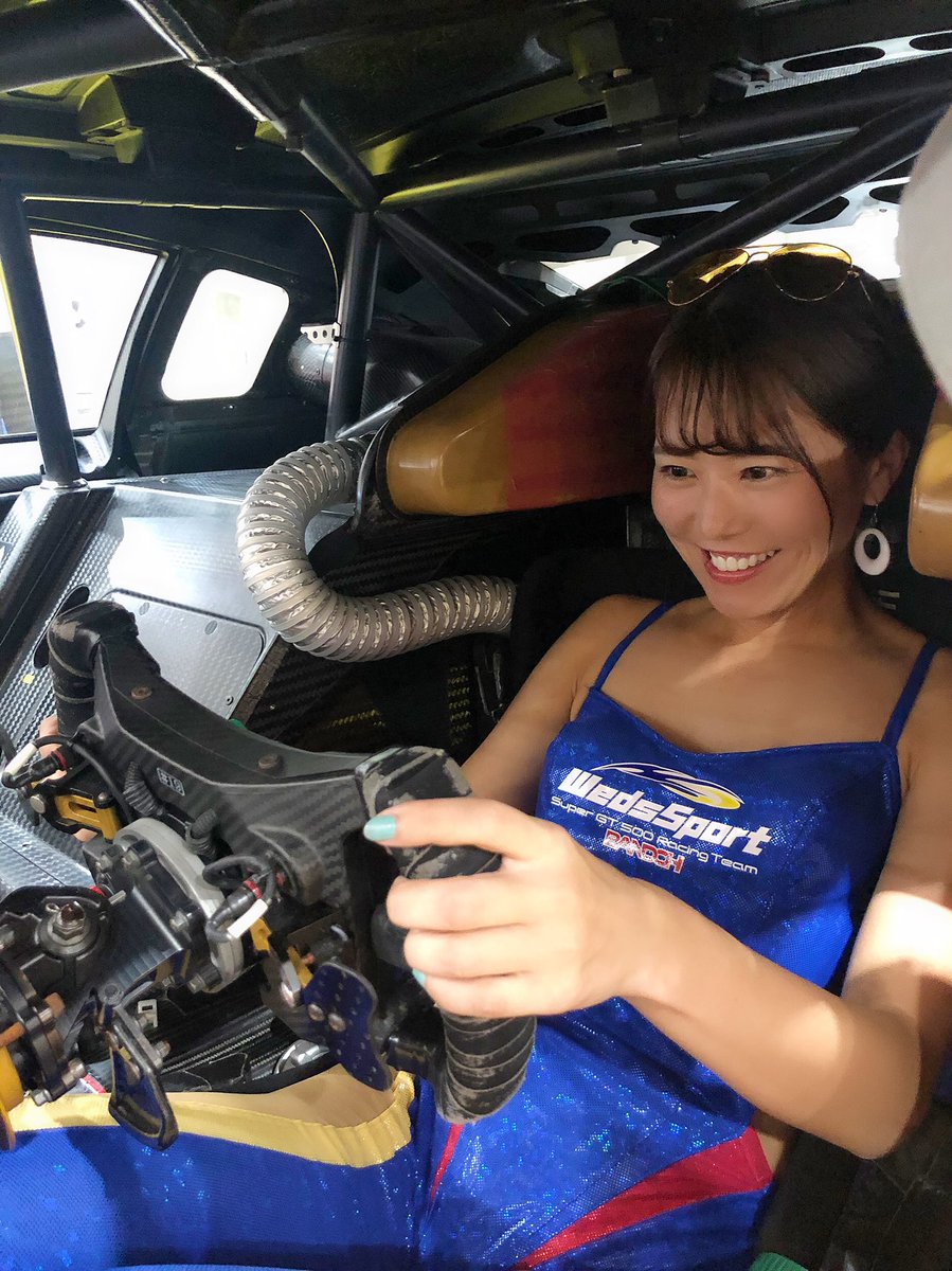 sano_maya's tweet photo. 宮田自動車さんのイベントに参加させていただきました🏎
レースカーの中ってこんな感じなのね！視界が狭くってよく運転出来てるなって😲 https://t.co/iMaXwCJX9m