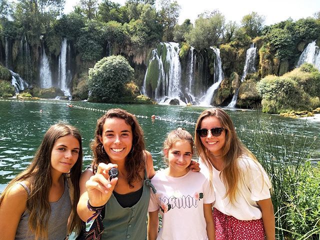 La Mire és un desastre i s’ha oblidat el fulard però ha decidit que el pin no estava del tot malament! Ens envia una fotografia des d’unes cascades de Bòsnia amb la seva germana i les seves cosines! Eiii et veiem aviat!
#esplaicel #fulardviatger #bosnia ift.tt/2KSjlBZ