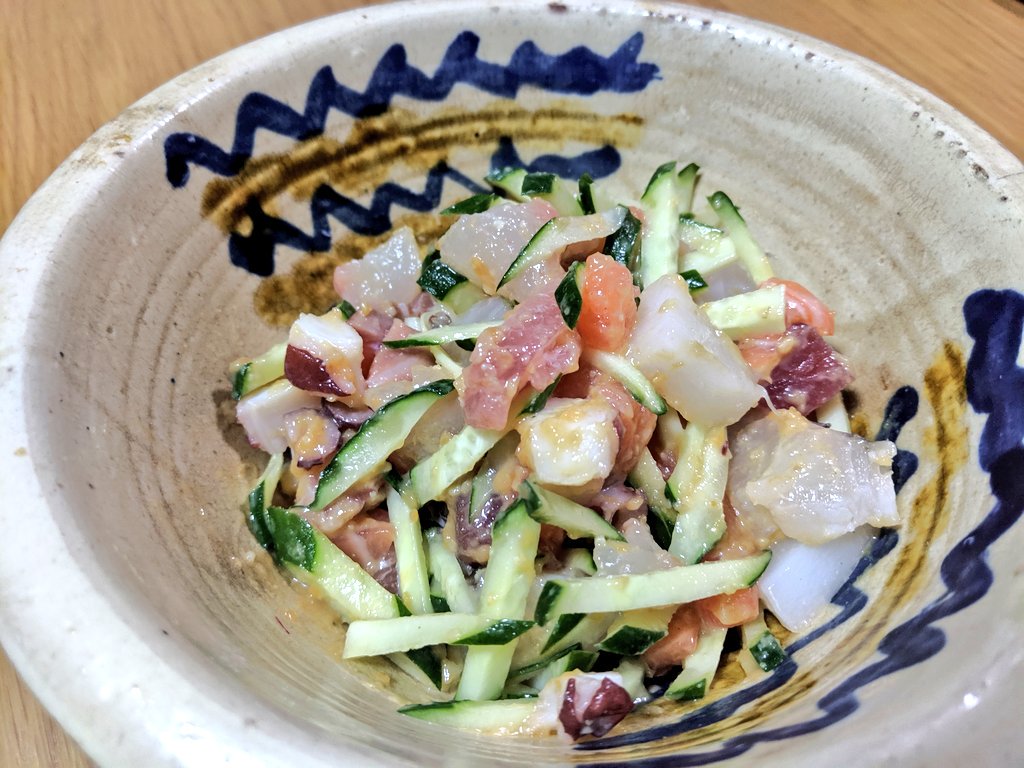 山口祐加 自炊料理家 沖縄の漁師飯 刺身の酢味噌和えはおつまみにピッタリな一品 みそ お酢 だし粉 コーレーグース なければ 唐辛子粉など とお刺身ときゅうりなどの野菜と合えるだけ 刺身は醤油が鉄板だけど みそも合うんですよ 冷酒とか最高だと