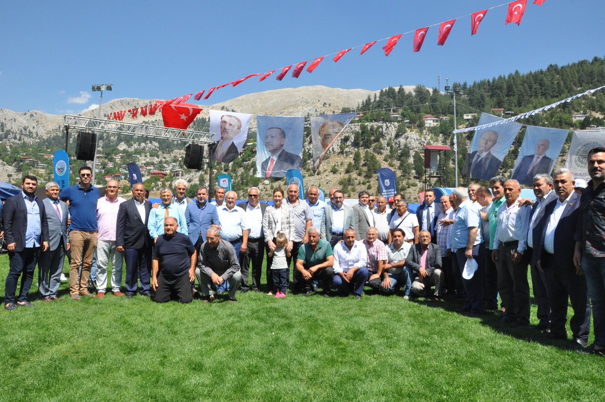 Allah Allah İllallah, diyelim Maşallah.
İki yiğit çıktı meydane, her biri birbirinden merdane. 

Ya Allah Bismillah. 🤼‍♂️

534. Geleneksel Kızıldağ Karakucak Güreşleri’nde katılım sağlayan güreşçilerimize kolaylık ve başarı diliyorum.
