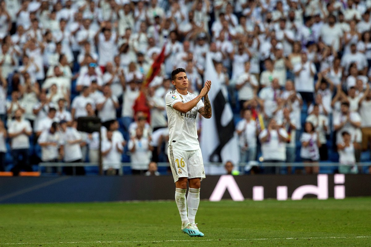 rmpedia's tweet photo. Bernabeu welcomed back to @jamesdrodriguez 
#RealMadridRealValladolid #LaLigaSantander #JamesRodriguez @RMadridInfo https://t.co/aM2qbq7Apy