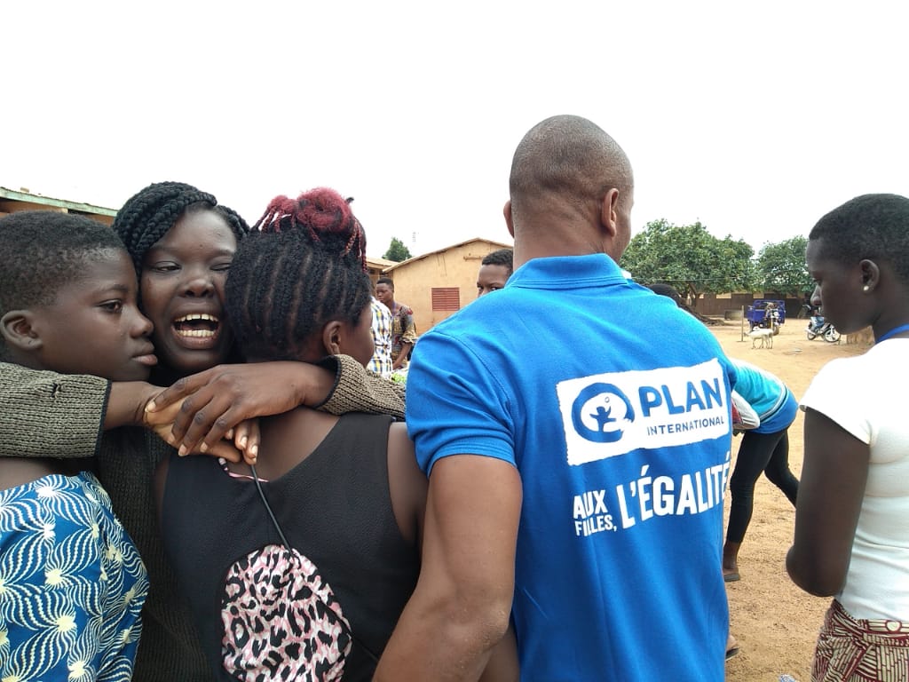 ab_benin's tweet photo. Jour 5 du #CampObinrin2019
C'est la fin de la partie. Le camp prend officiellement fin ce matin. Les filles sont émues jusqu'aux larmes. Explosion d'émotions, c'est le grand au revoir. Elles partent toutes convaincues de pouvoir se défendre elles-mêmes désormais. 
#GirlsGetEqual https://t.co/fNOWT5bz0M