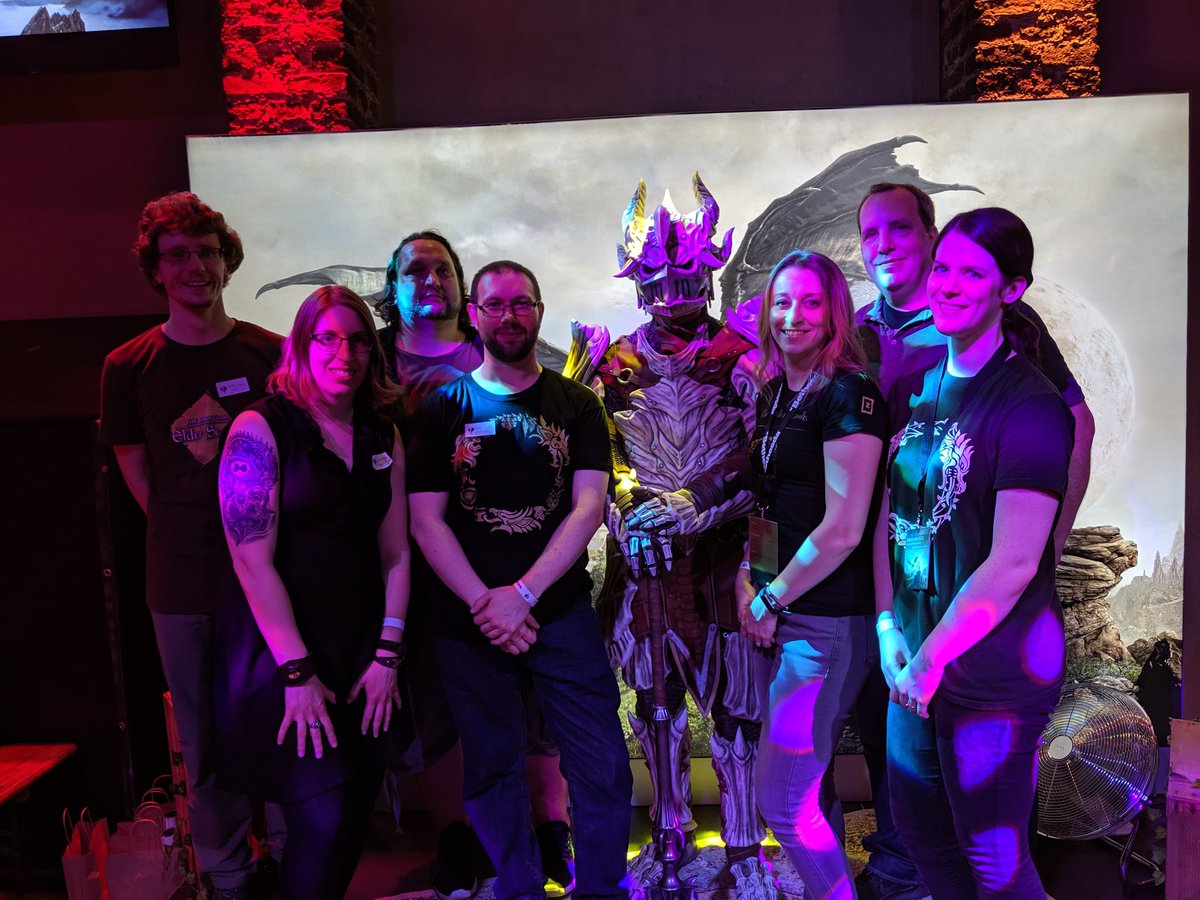 Here we are: At least 4 Community Ambassadors at #ESOTavern together with the amazing guy in the dragonbone-costume and together with Gina, Kai and Sarah!

We all look beautiful (and pink), mhmh? 😄😄

#BGC2019 #ESO #ESOTaverne