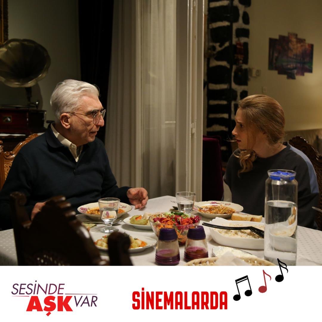 saskvarofficial's tweet photo. Şükrü Bey Deniz’e neden tepki gösteriyor? Deniz Şükrü Bey’e nasıl karşılık veriyor. Öğrenmek için #SesindeAşkVar Sinemalarda ! Sakın Kaçırma !

 #sinemalarda #yakında #limonfilm #lise #filmönerisi #filmizle #sinemakeyfi #BurakTozkoparan #HayalKöseoğlu #CezmiBaskın #ContentTurkey https://t.co/zZU2QXwtik