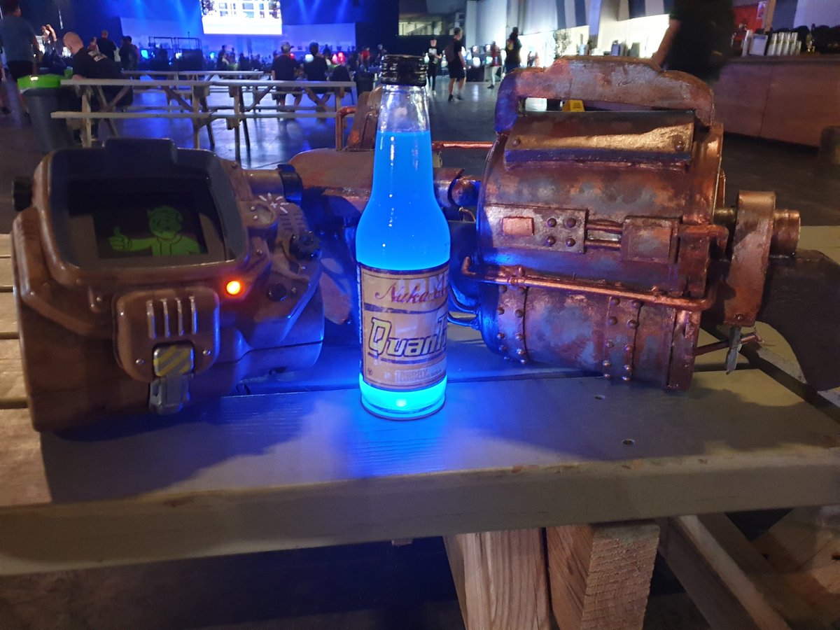 rollycoastie's tweet image. "Nothing beats the taste... the taste that'll knock you out!"

A fresh, positively radiant Quantum from @AmazingCakeCo here at #i65! 💙