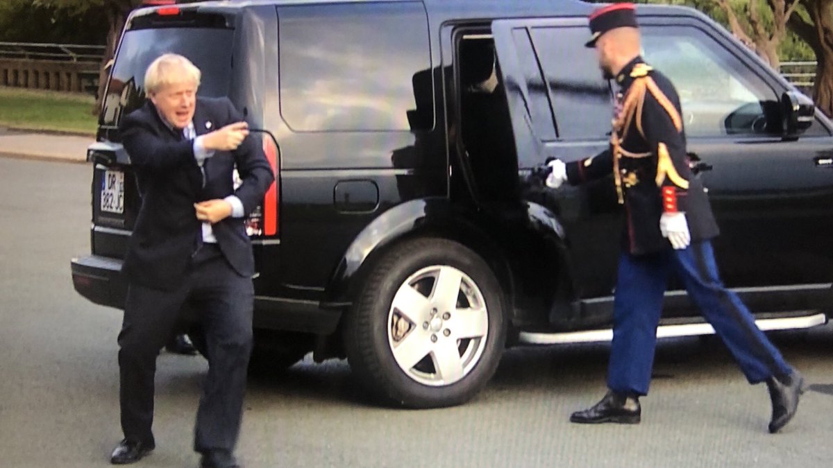 Johnson chooses to arrive Gangnam Style at #G7Biarritz