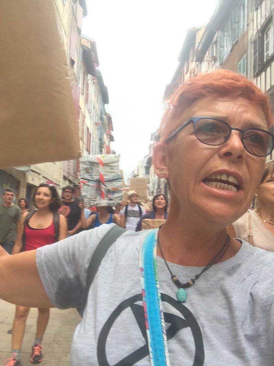 XR biarritz presents à la marche des portraits à Bayonne ce matin