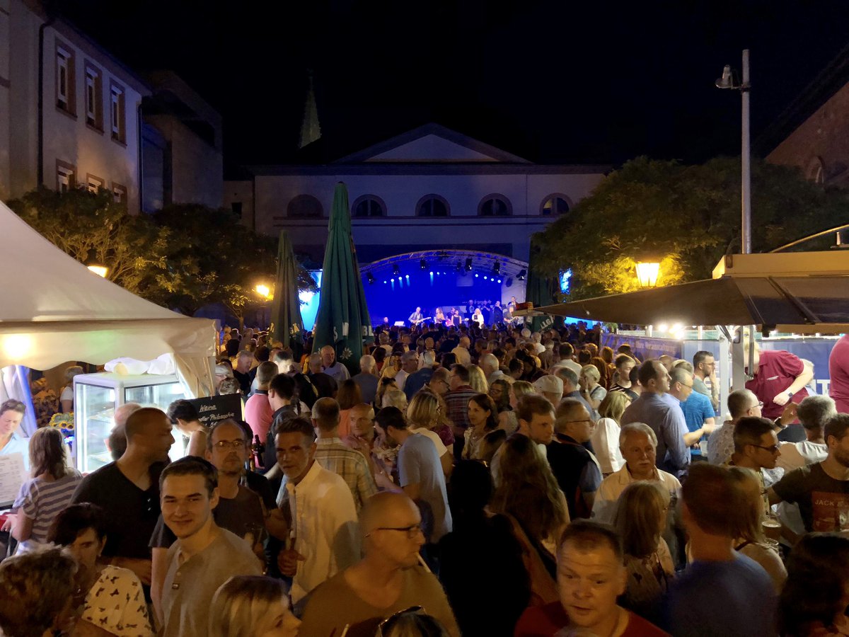 PASSevent's tweet photo. #passbuehne Der Karlsplatz am Abend des 24. August. Und heute wieder. Sei dabei: Es spielen die Funky Style Coalition um 18:30 Uhr und Lucilles Lumbago um 20:30 Uhr 🕺🏻💃🏼 https://t.co/qdoOyLY5Ad