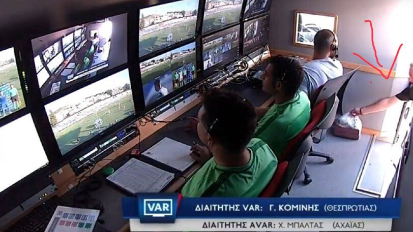 ClubWeFC's tweet photo. Hier en Grèce 🇬🇷 les arbitres de la VAR se sont distingués en se faisant livrer de la nourriture 🥪 lors de leur présentation avant-match. Au calme !😅
#Grece #VAR https://t.co/dZm9I6mkRg