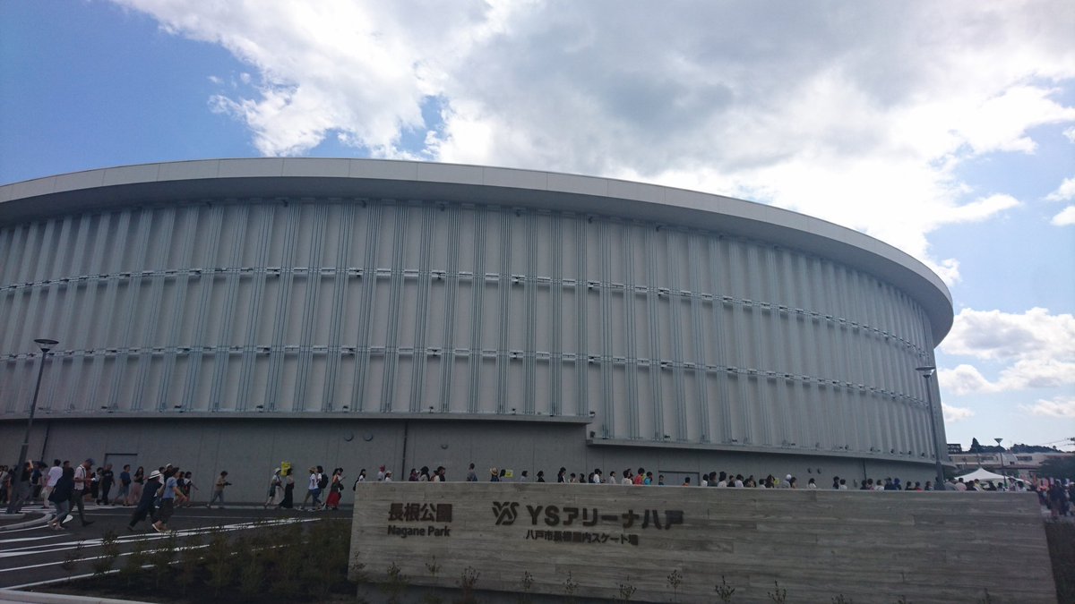panda_fuku's tweet photo. 昨日は、YSアリーナ八戸でのこけら落としのフェスに行ってきました!
とても広い会場で、左右と中間にもモニターがあって、かなり遠い席だったので、ほぼモニターを見て楽しみました。
そして、外では八戸の朝市のお店がたくさん出店してて、お祭りみたいな感じでした。
#wh19 https://t.co/Dpz0s6i0hn
